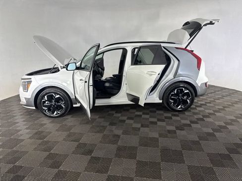 Certified 2024 Kia Niro Wave w/ Wave Preserve Package FWD image 11