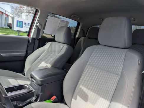 Used 2021 Toyota Tacoma SR5 w/ SR5 Appearance Package (SM) image 18