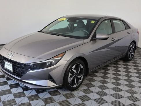 Used 2023 Hyundai Elantra SEL w/ Convenience Package FWD image 4