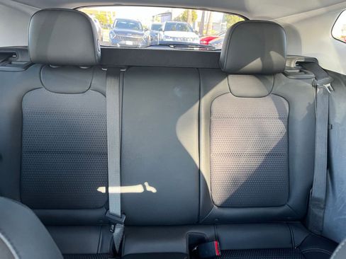 Used 2025 Chevrolet Trax LT w/ LT Convenience Package image 39