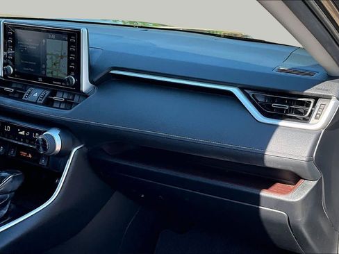 Used 2019 Toyota RAV4 Limited FWD image 18