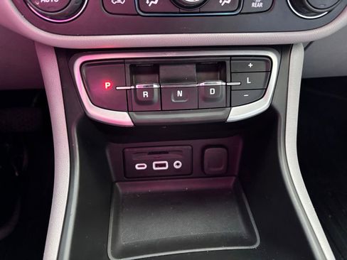 Used 2022 GMC Terrain SLT w/ LPO, Floor Liner Package FWD image 24