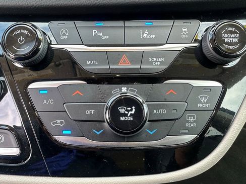 Used 2023 Chrysler Pacifica Touring-L FWD image 15