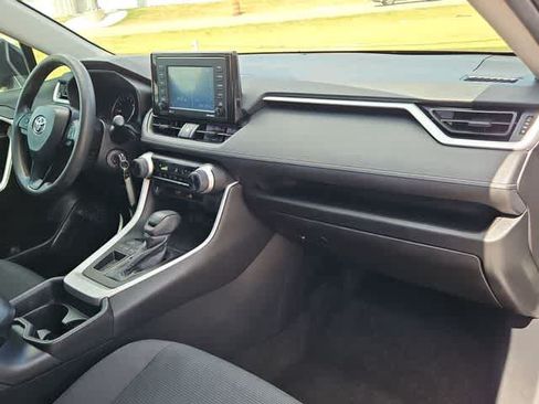Used 2021 Toyota RAV4 LE FWD image 19