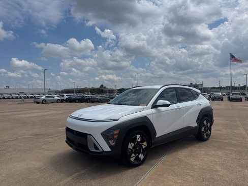 Used 2025 Hyundai Kona SEL FWD image 8