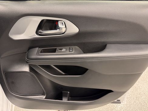 Used 2023 Chrysler Pacifica Touring-L w/ S Appearance Package image 29