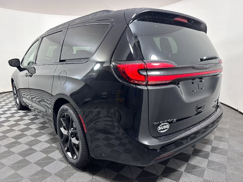 New 2026 Chrysler Pacifica Limited w/ S Appearance Package image 17