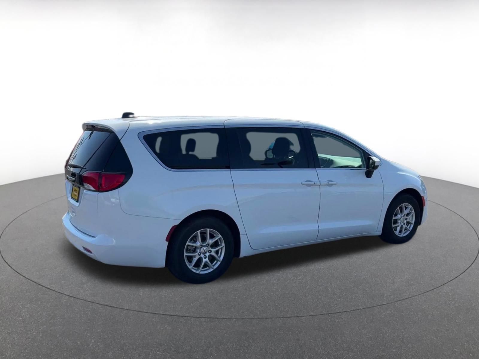 Used 2023 Chrysler Voyager LX FWD image 14