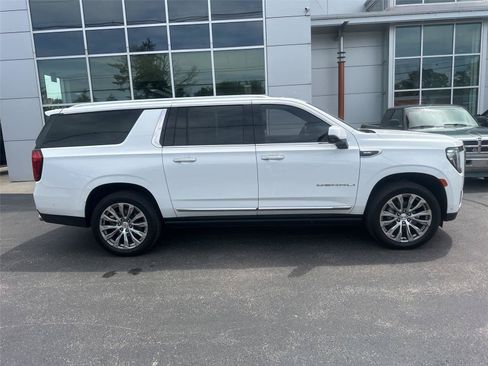 Used 2023 GMC Yukon XL Denali w/ Denali Reserve Package AWD/4WD image 2