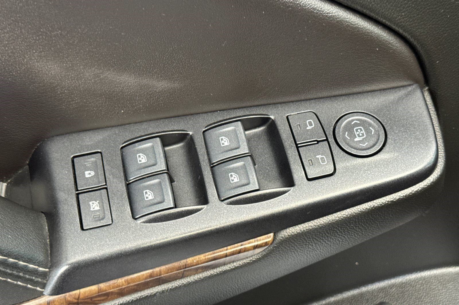 Used 2019 Chevrolet Suburban LT RWD image 13