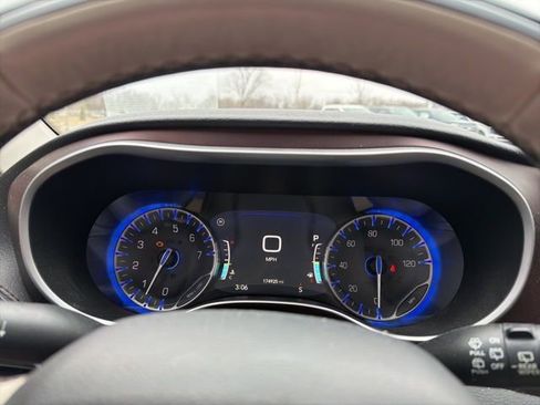 Used 2017 Chrysler Pacifica Limited image 51