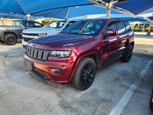 Used 2021 Jeep Grand Cherokee Laredo X AWD/4WD image 2