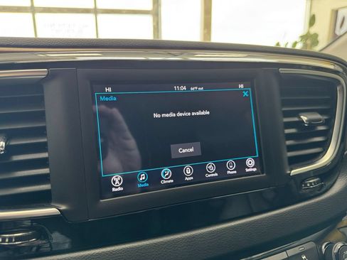 Used 2018 Chrysler Pacifica Touring-L FWD image 23