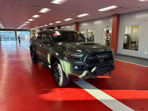 Certified 2022 Toyota Tacoma TRD Sport w/ TRD Premium Sport Package AWD/4WD image 2