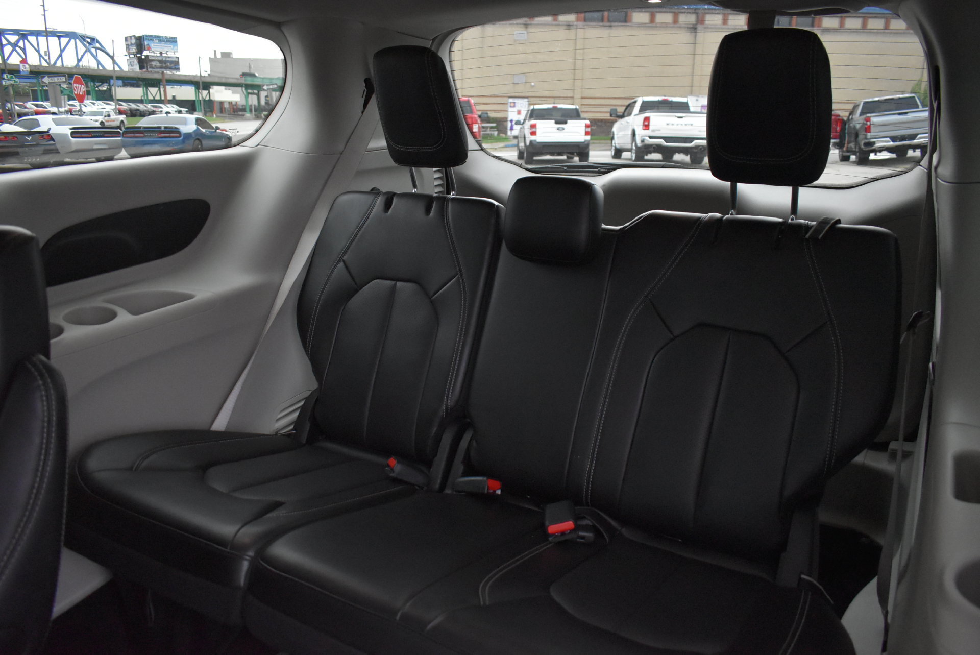 Used 2024 Chrysler Pacifica Touring-L FWD image 16
