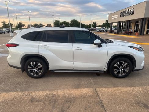 Used 2023 Toyota Highlander XLE image 6