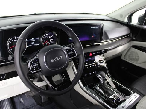 Used 2024 Kia Carnival EX image 17