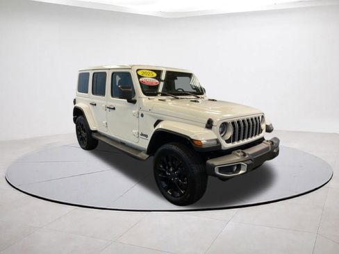 Certified 2025 Jeep Wrangler Unlimited Sahara AWD/4WD image 1