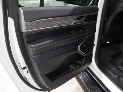 Used 2024 Jeep Wagoneer L Series II w/ Flexible Seating Group AWD/4WD image 18
