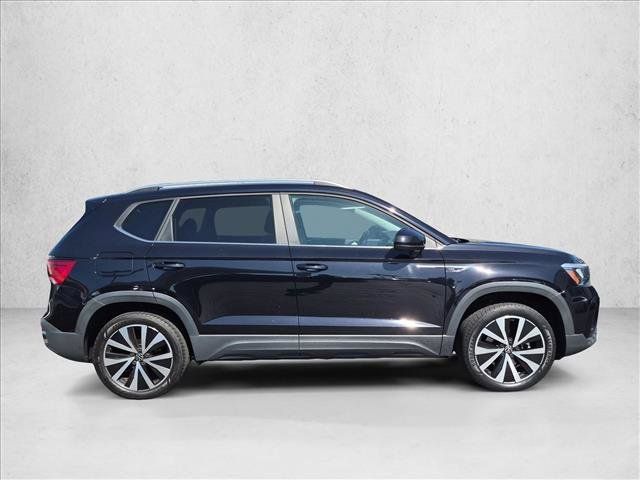 Used 2023 Volkswagen Taos SE FWD image 4