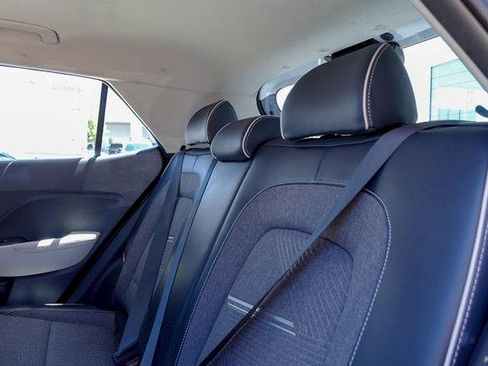 Used 2021 Hyundai Venue FWD image 27