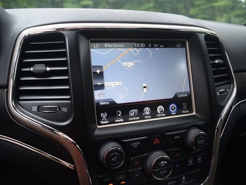 Used 2017 Jeep Grand Cherokee Limited w/ Trailer Tow Group IV AWD/4WD image 9