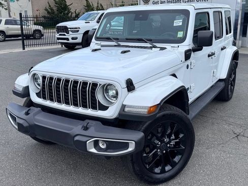 Used 2025 Jeep Wrangler Unlimited Sahara AWD/4WD image 3