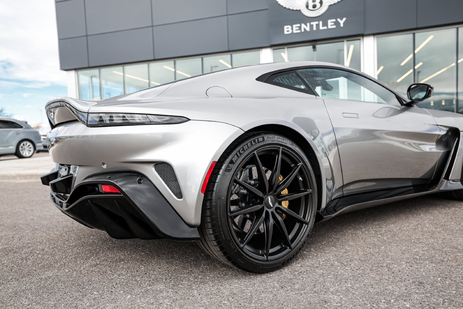 Used 2023 Aston Martin V12 Vantage RWD image 13