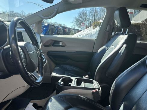 Used 2019 Chrysler Pacifica Touring-L FWD image 17