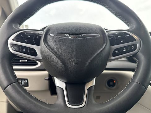 Used 2023 Chrysler Pacifica Touring-L FWD image 24