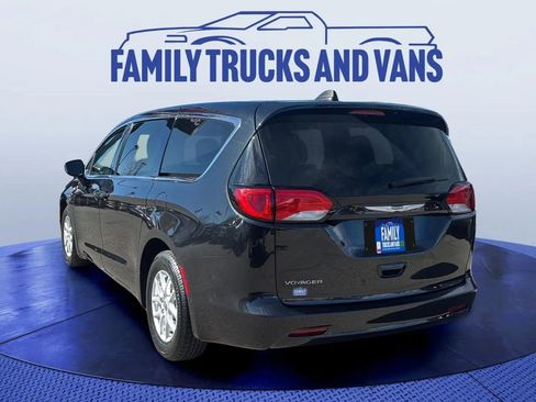 Used 2022 Chrysler Voyager LX image 3