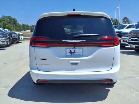 New 2026 Chrysler Pacifica Select image 5