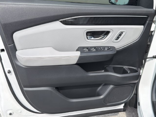 Used 2025 Honda Pilot Elite image 16