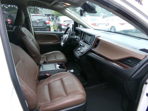 Used 2018 Toyota Sienna Limited Premium w/ Carpet Mat Package image 7