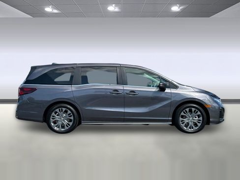 New 2026 Honda Odyssey Touring image 7