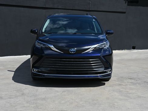 Used 2022 Toyota Sienna XLE w/ XLE Plus Package FWD image 2