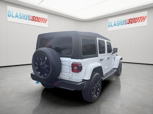 Used 2022 Jeep Wrangler Unlimited Sahara w/ Cold Weather Group AWD/4WD image 3
