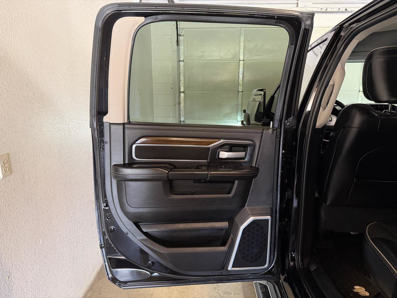 Used 2023 RAM 3500 Laramie AWD/4WD image 12