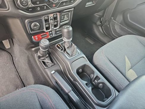 Used 2025 Jeep Wrangler Unlimited Rubicon AWD/4WD image 22