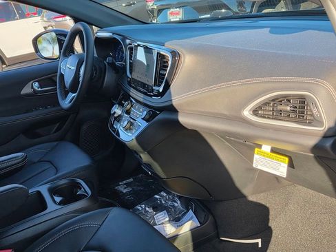 New 2026 Chrysler Pacifica Select image 14