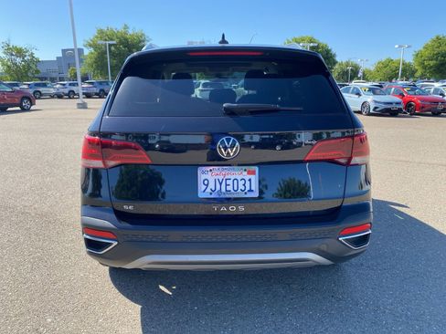 Used 2023 Volkswagen Taos SE w/ Panoramic Sunroof Package FWD image 5