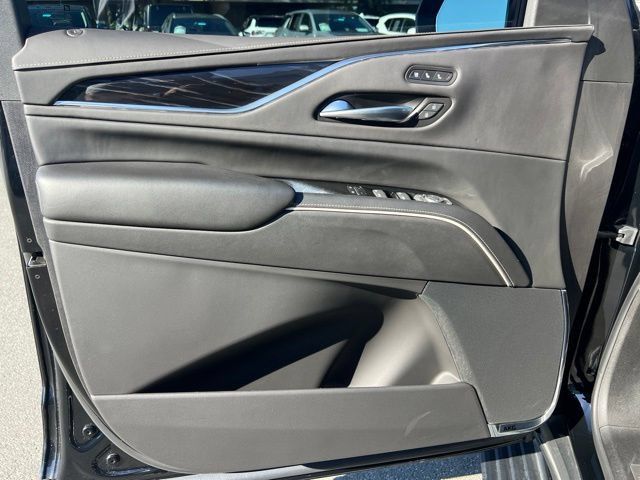 Used 2024 Cadillac Escalade ESV V w/ Heavy-Duty Trailer Package AWD/4WD image 19