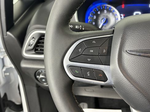 Used 2025 Chrysler Pacifica Select image 27