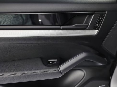 Certified 2025 Porsche Cayenne AWD/4WD image 25