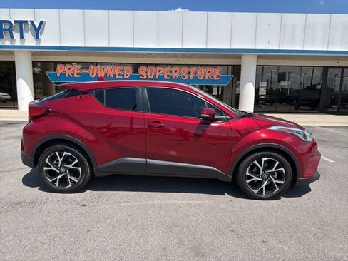 Used 2018 Toyota C-HR XLE FWD image 3