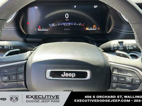 Used 2023 Jeep Grand Cherokee Altitude image 12