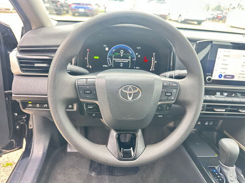 Used 2025 Toyota Camry LE image 28