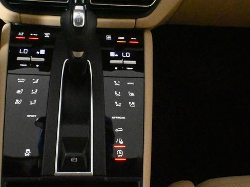 Used 2025 Porsche Macan AWD/4WD image 28