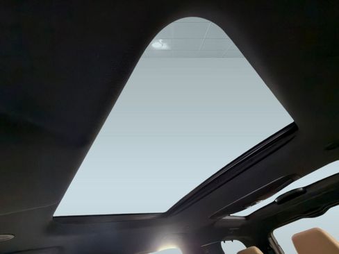 Certified 2023 Land Rover Discovery Metropolitan Edition image 14