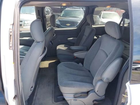 Used 2004 Chrysler Town & Country Touring image 8